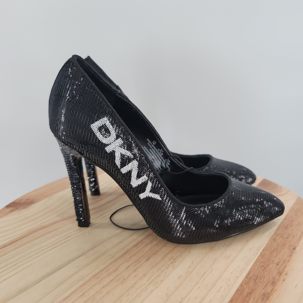 DKNY Black White Logo Glitter Gweni Sequins Pumps Size 7M Sparkle Womens